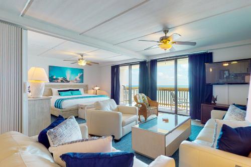 马士腾海滩Gulf view 8th floor condo, with boardwalk to the beach and pool的酒店客房设有床和客厅。