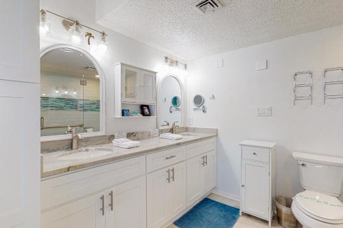 马士腾海滩Gulf view, 7th floor condo, with boardwalk to the beach and pool的白色的浴室设有水槽和卫生间。