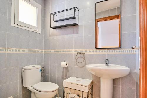阿尔考斯布里Bellamar 3的一间带卫生间和水槽的浴室