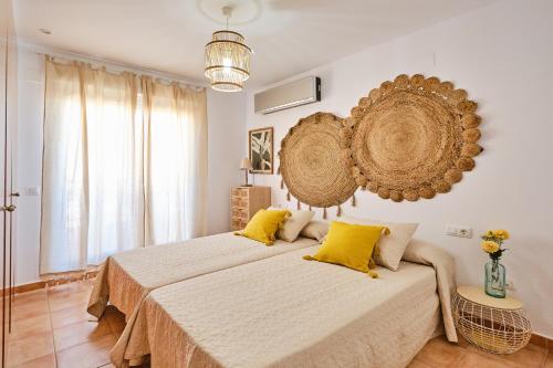 阿尔考斯布里Bellamar 3的一间卧室配有一张带黄色枕头的大床