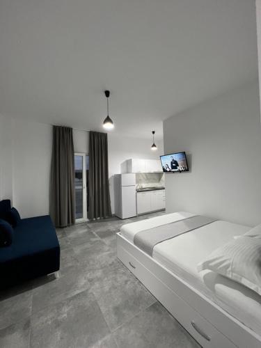 圣金Vila Kledi的一间卧室配有一张床和一台电视。