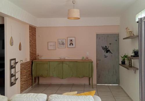GoníaiPopi's Apartment的客厅配有绿桌和沙发