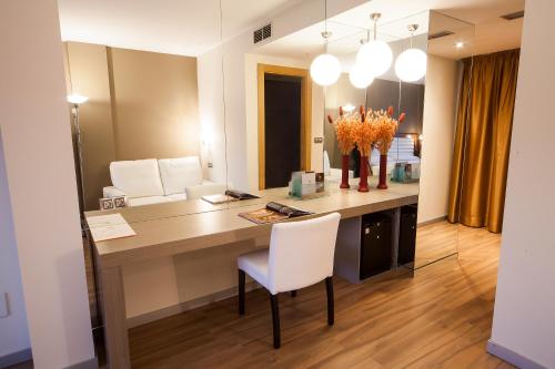 拉古纳德杜埃罗Hotel Duero的客房设有带椅子和镜子的书桌