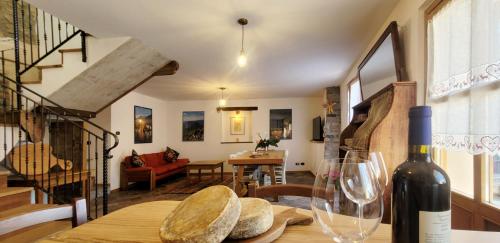BallabioBALLABIO LAKE - Rustic Chic Retreat的一间设有一张桌子和一瓶葡萄酒的客房