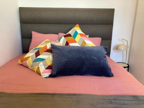 波尔图Oporto city center charming house的一张床上有一堆枕头