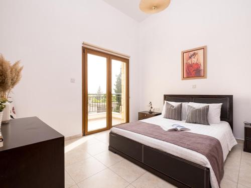 SimouAlmond Grove Luxury Villa Wprivate Pool的一间卧室设有一张大床和一个窗户。
