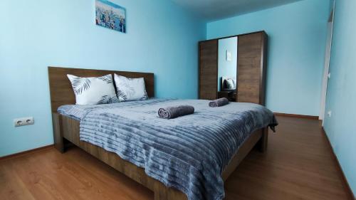 白采尔科维Запорізька 19. City Rooms的一间卧室配有一张带蓝色墙壁的大床