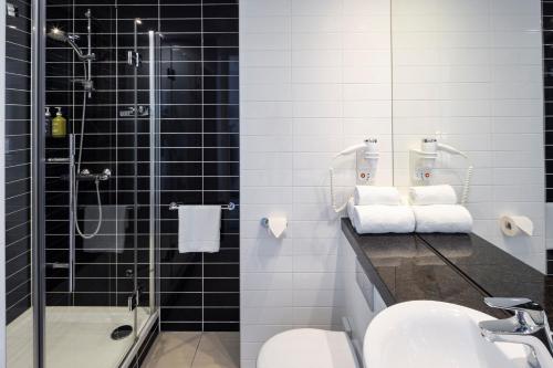 阿姆斯特丹阿姆斯特丹斯特劳戴克智选假日酒店的带淋浴、盥洗盆和卫生间的浴室