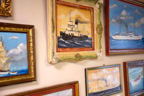 雅典福若格斯住宿加早餐旅馆的挂在墙上的一组图片