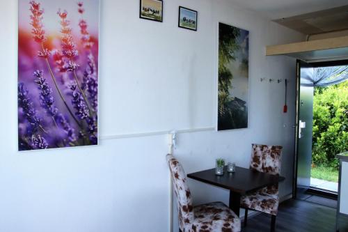DrijberTiny Cottage 2的用餐室配有桌椅和壁画