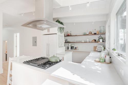 旧金山STYLISH AND SPACIOUS 2ND Flr 2 BR VICTORIAN HOME的白色的厨房配有炉灶烤箱