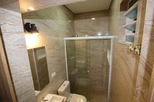 圣保罗Vida Real Hostel的带淋浴、卫生间和盥洗盆的浴室