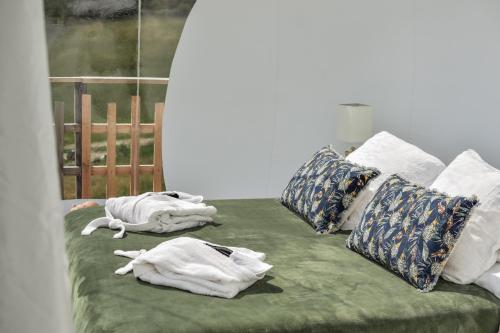 Cabreretsnoct enbulle的一张带毛巾和枕头的床