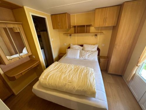 巴涅尔德比戈尔mobil-home cosy, calme, therme, aquensis, casino的一间小卧室,配有床和窗户