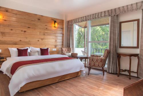 纳尔卡恩达Echor Backwoods Villa Narkanda的一间卧室设有一张大床和一个窗户。
