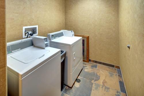 卡斯特Creekside Lodge at Custer State Park Resort的一个带洗衣机和烘干机的小厨房