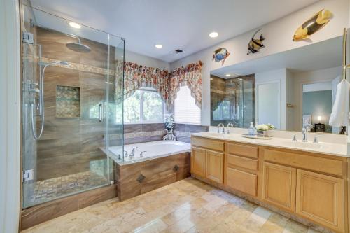 里诺Spacious Reno Home with Deck about 1 Mi to Downtown!的带淋浴、浴缸和盥洗盆的浴室