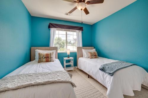里诺Spacious Reno Home with Deck about 1 Mi to Downtown!的蓝色墙壁客房的两张床