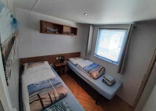 东卡佩勒Chalet DIE SONNE的小房间设有床和窗户