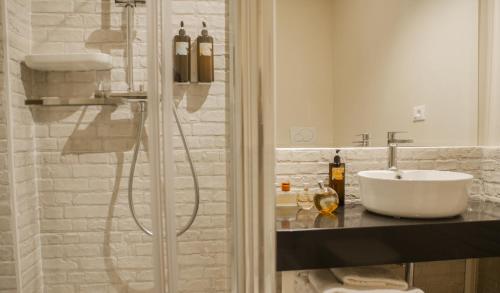 罗马room Select Via Veneto的一间带水槽和淋浴的浴室