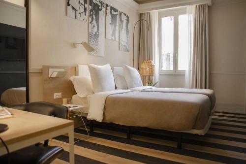 罗马room Select Via Veneto的一间卧室配有一张大床和一张沙发