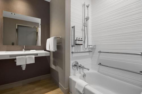 布卢明顿AC万豪布鲁明顿广场酒店的带浴缸和盥洗盆的浴室