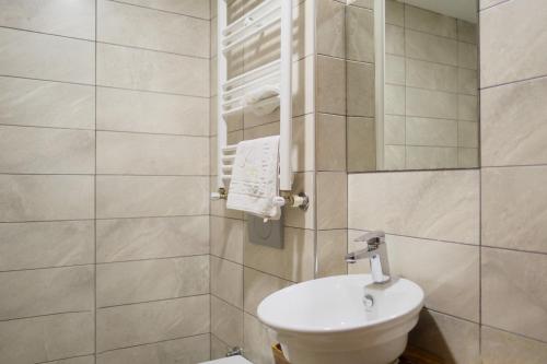 Hackali Baba YaylasiZeytindalı Yayla Hotel的一间带卫生间和水槽的浴室