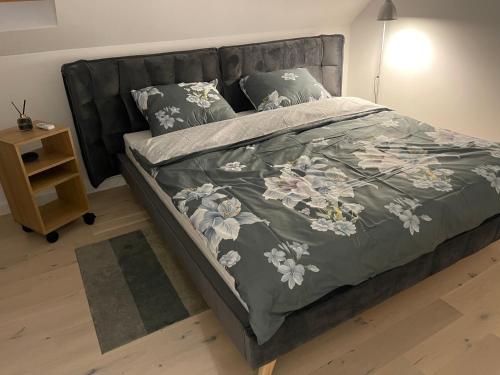 克拉科夫Appena Guest House的一间卧室配有一张带灰色毯子和枕头的床