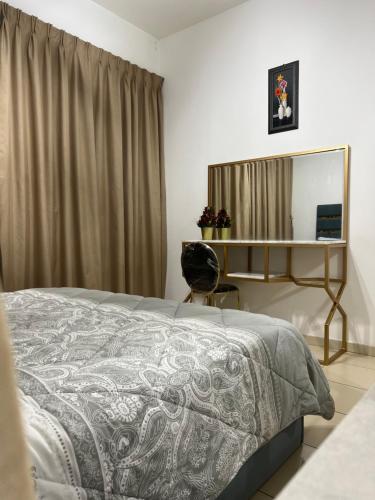 阿吉曼Reem 1的一间卧室配有一张床、一个架子和镜子