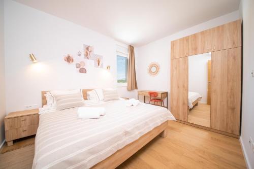 沃希Vrsi Seaside Heights Apartments的一间卧室配有一张带白色床单的大床
