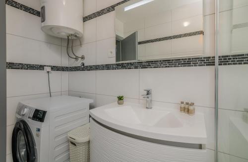 圣维德-米霍尔吉斯Apartment Diva的一间带水槽和洗衣机的浴室