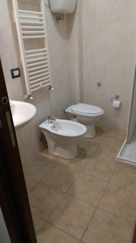 MontecchioCasa Momo的一间带卫生间和水槽的浴室