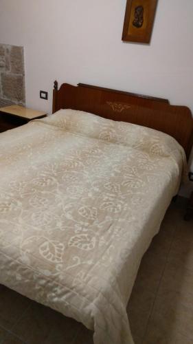 MontecchioCasa Momo的卧室内的一张带白色棉被的床