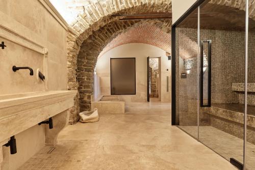 CremolinoNordelaia的一间带步入式淋浴间和镜子的浴室
