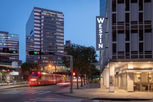 休斯顿The Westin Houston Medical Center - Museum District的夜空在城市的街道上