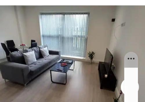 CanveyLovely 2-bedrooms with free parking的客厅配有沙发和桌子