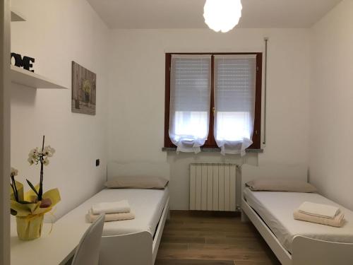 Castiglione OlonaAppartamento BELVEDERE的小型客房 - 带2张床和窗户