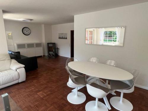 布克斯泰胡德Ganze Haus für sich 6 Schlafplätze的客厅配有白色的桌子和椅子