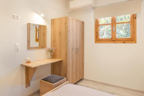 库卡里Fiera Luxury Apartments.的一间卧室设有木制橱柜和窗户。