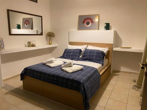 GoníaiPopi's Apartment的一间卧室配有一张床,上面有两条毛巾