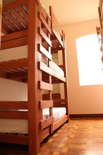 Nuh Hostel - Lourdes客房内的一张或多张双层床