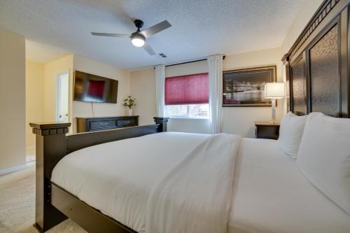 里诺Reno Getaway with Spacious Patio and Grill!的一间卧室设有一张大床和一个窗户。