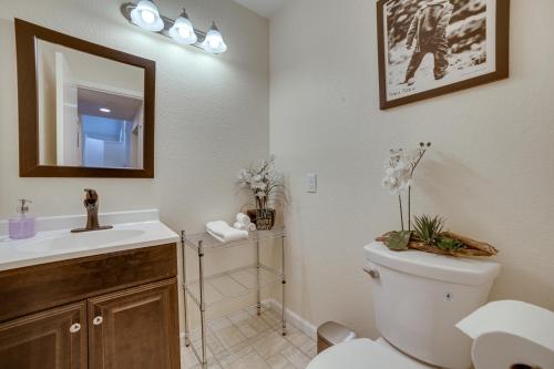 里诺Reno Getaway with Spacious Patio and Grill!的一间带卫生间、水槽和镜子的浴室