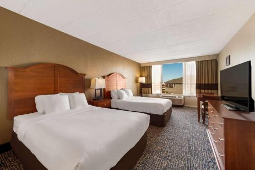 纳格斯黑德南海滨康福特茵酒店的酒店客房设有两张床和一台平面电视。