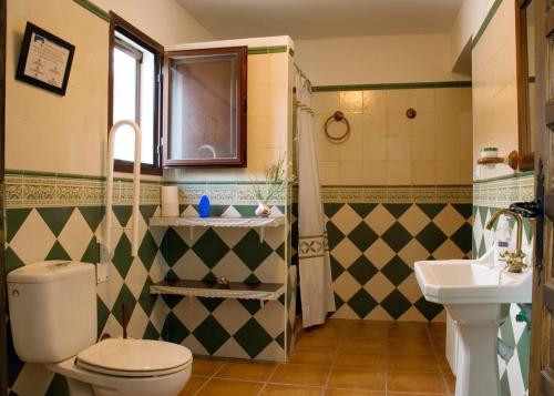CarcabueyCortijo Entresierras的一间带卫生间和水槽的浴室