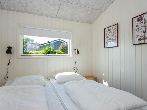 伦德Holiday home Rønde IX的卧室设有两张床,带窗户