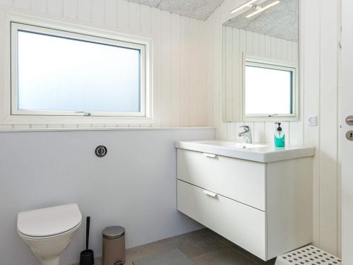伦德Holiday home Rønde IX的一间带卫生间、水槽和窗户的浴室