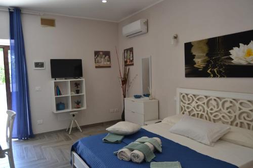 锡拉库扎Casacecilia relax的一间卧室配有一张床和一台电视。