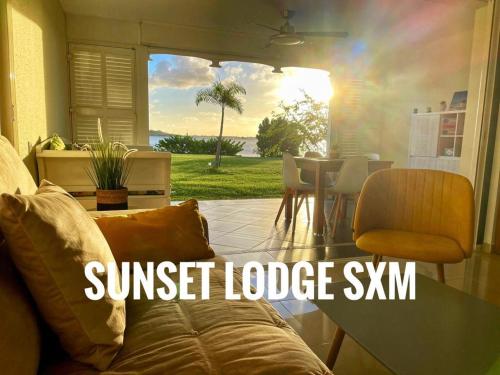 马里戈特Sunset Lodge SXM - T2, cosy, piscine, vue lagon & bons plans的带沙发和餐桌的客厅