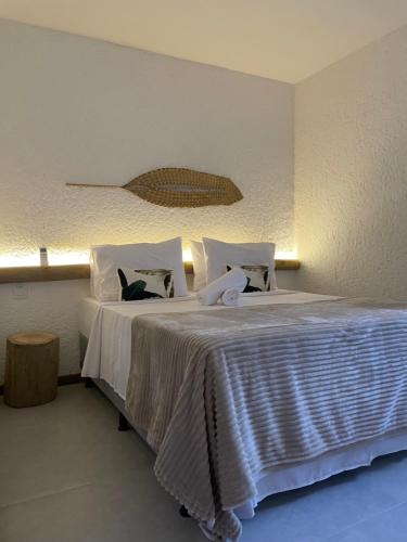 圣米格尔-杜斯米拉格里斯Villa Kamby Milagres B004的一间卧室配有带白色床单和枕头的床。